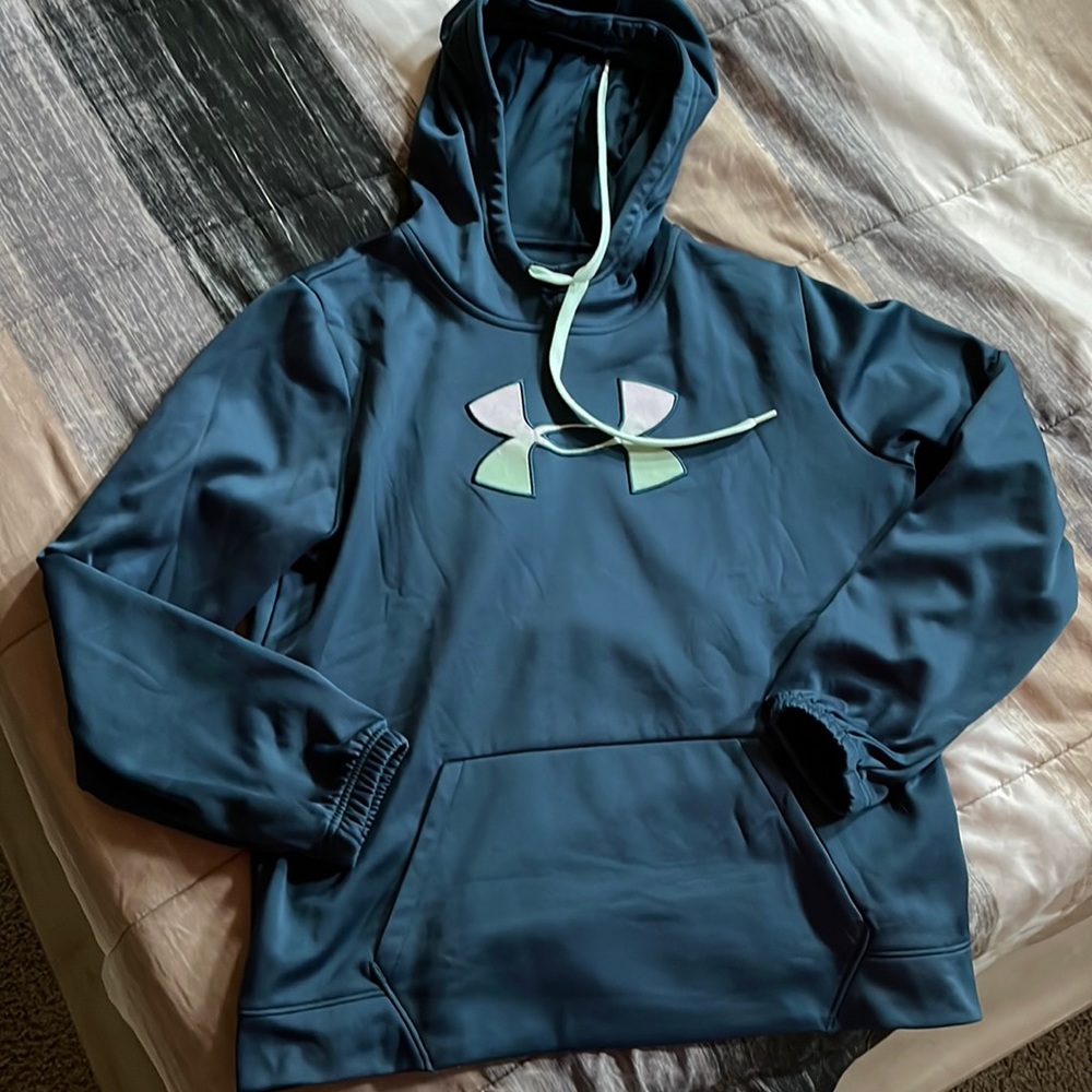 Women’s Under Armour hoodie, size large. Loose fitting